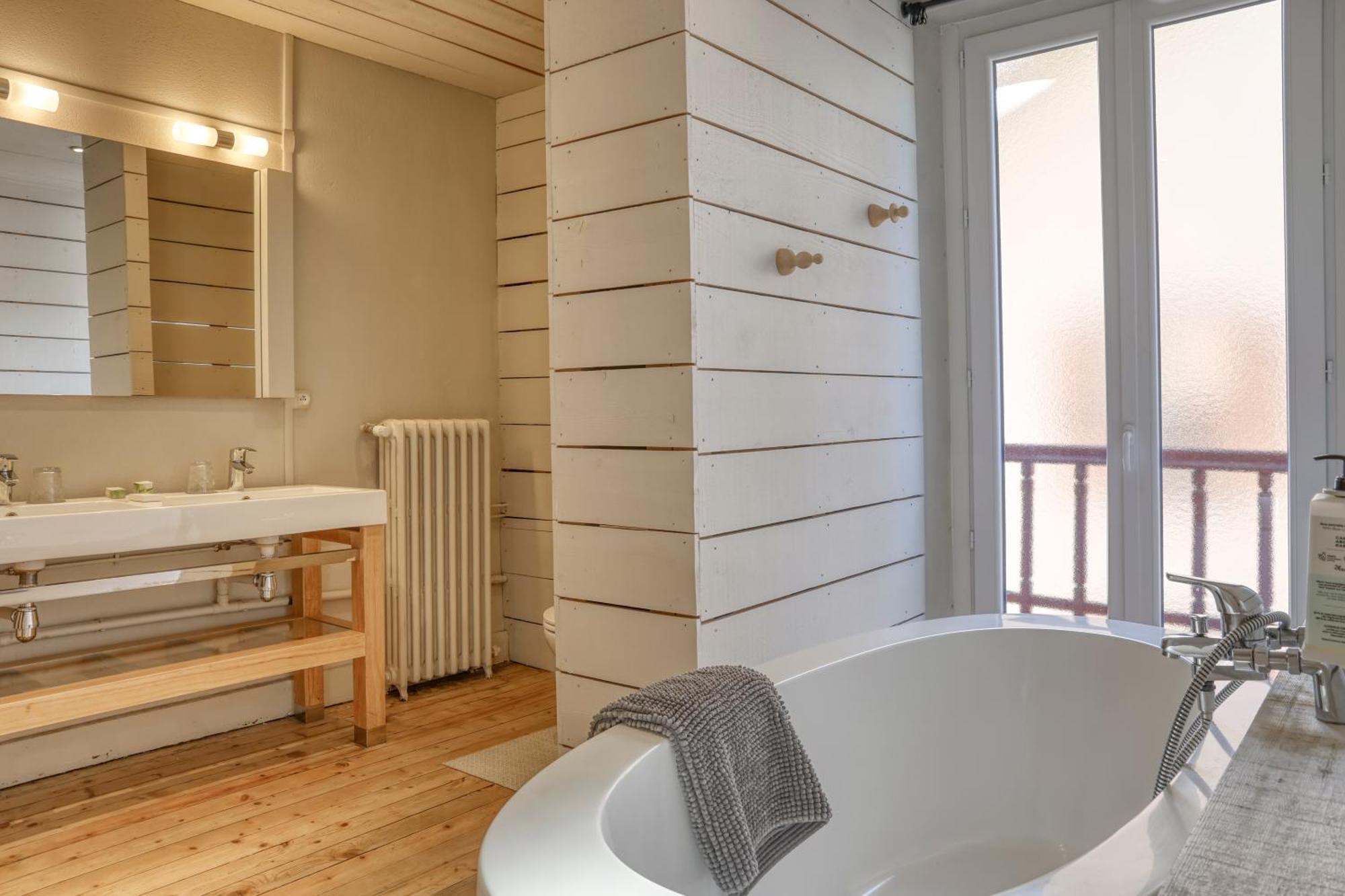 Chalet Hotel La Feline Blanche แซ็งต์-แฌร์เวส์-เลส์-แบ็งส์ ภายนอก รูปภาพ